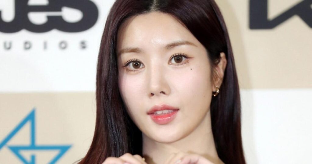 Kwon Eun-bi توقع عقدًا حصريًا مع شركة Galaxy Corporation. Kwon Eun-bi توقع عقدًا حصريًا مع شركة Galaxy Corporation.