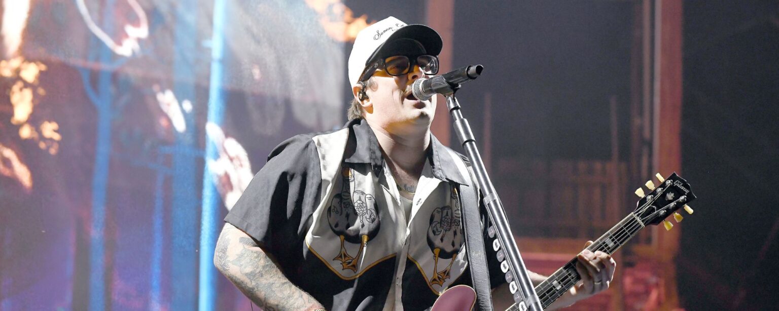 يصدر نجم الريف أغنية عاطفية جديدة حول إطلاق النار في المدرسة