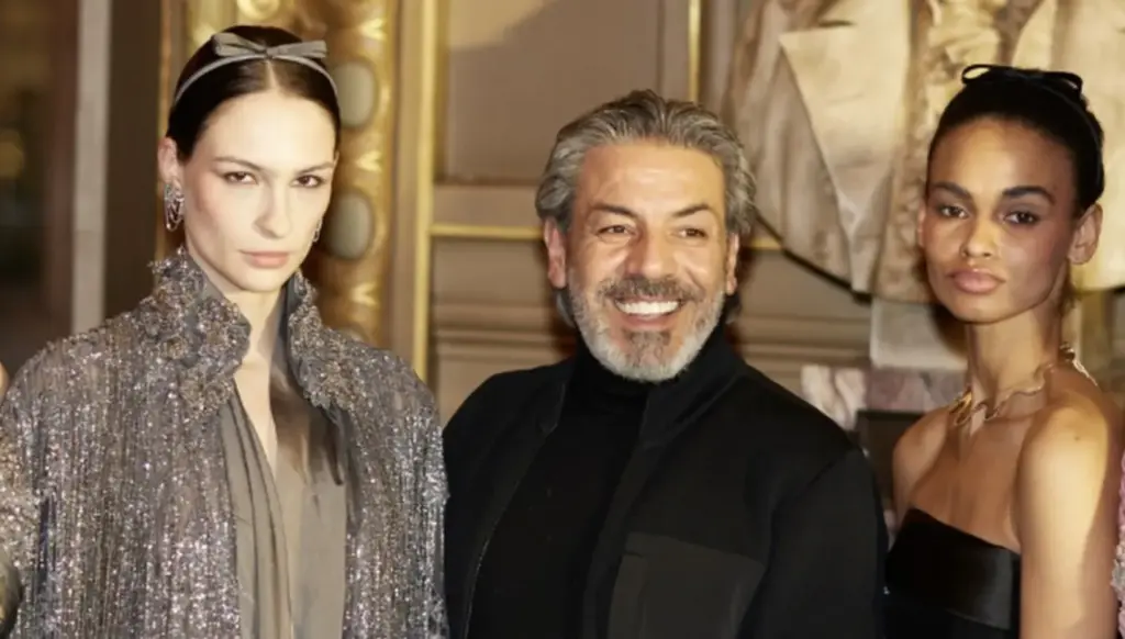 تصاميم إيلي فغالي لربيع وصيف 2026 حوار بين حرفية التطريز الشرقي والأناقة الفرنسيّة تصاميم إيلي فغالي لربيع وصيف 2026 حوار بين حرفية التطريز الشرقي والأناقة الفرنسيّة