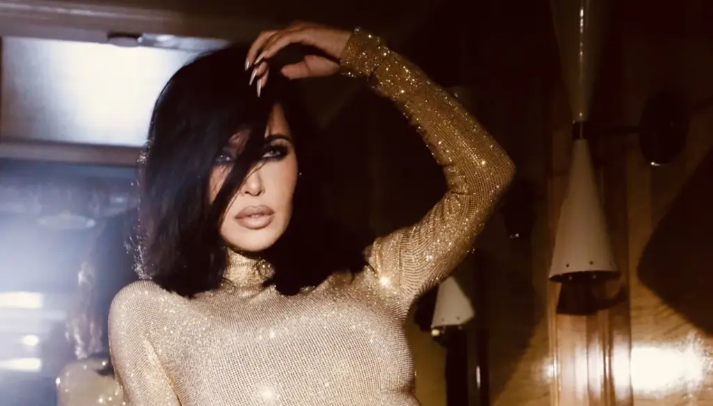 لحظة تعثّر كيم كارداشيان في سهرة Vanity Fair تشعل السوشيال ميديا