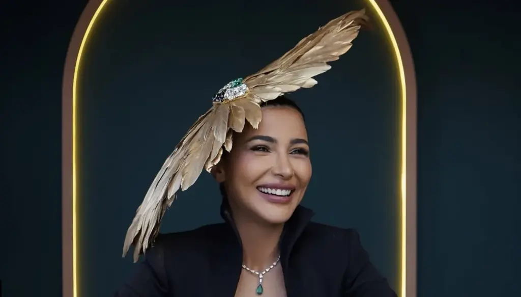 مهيرة عبد العزيز تشعل موضة كأس دبي العالمي للخيول 2026 بقبعة الصقر مهيرة عبد العزيز تشعل موضة كأس دبي العالمي للخيول 2026 بقبعة الصقر