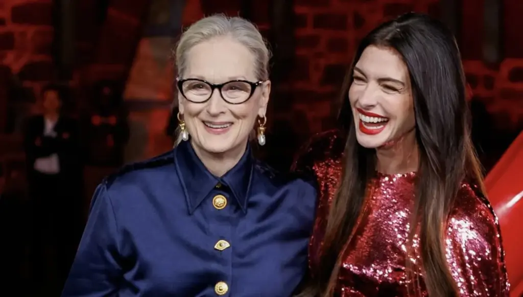 حضور قوي يجمع آن هاثاواي بميريل ستريب في عرض The Devil Wears Prada 2... وأناقتهما تحتل أخبار الموضة