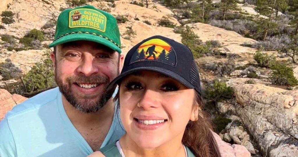 المؤثرة سارة باكلي تعلن الطلاق بعد 21 عامًا