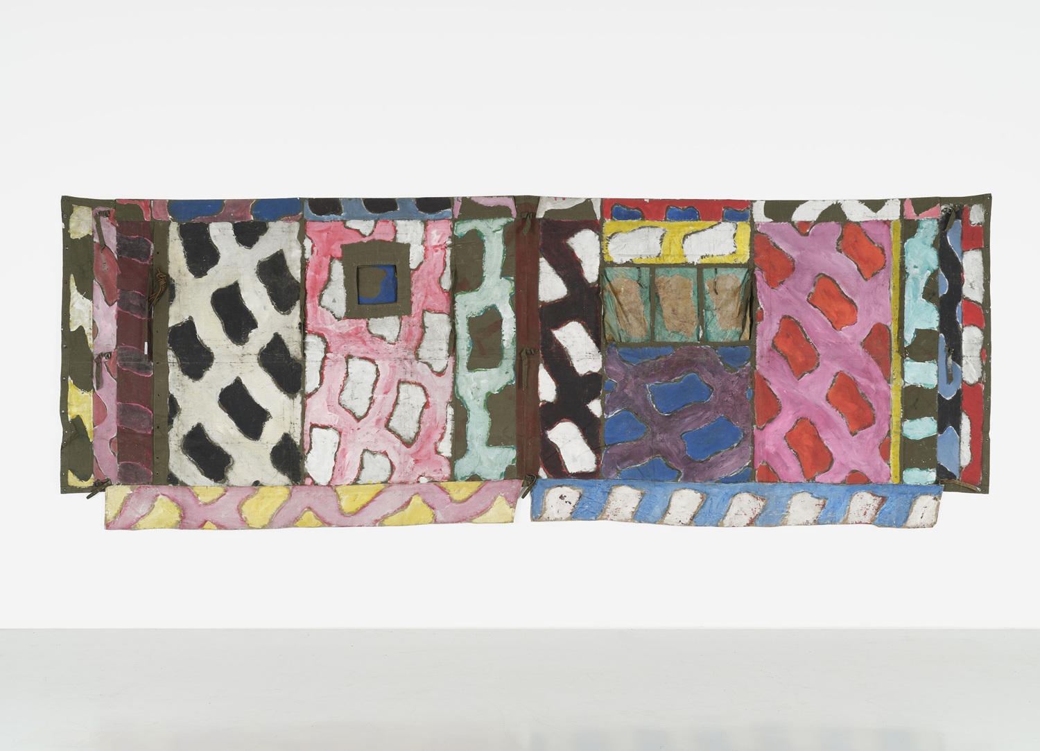 جدارية من القماش الملون.