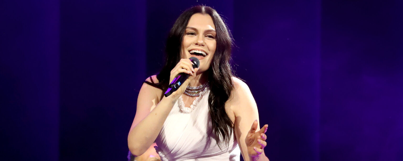 نقل مدرب برنامج The Voice السابق إلى المستشفى بعد إصابته في رأسه أثناء دخوله السيارة