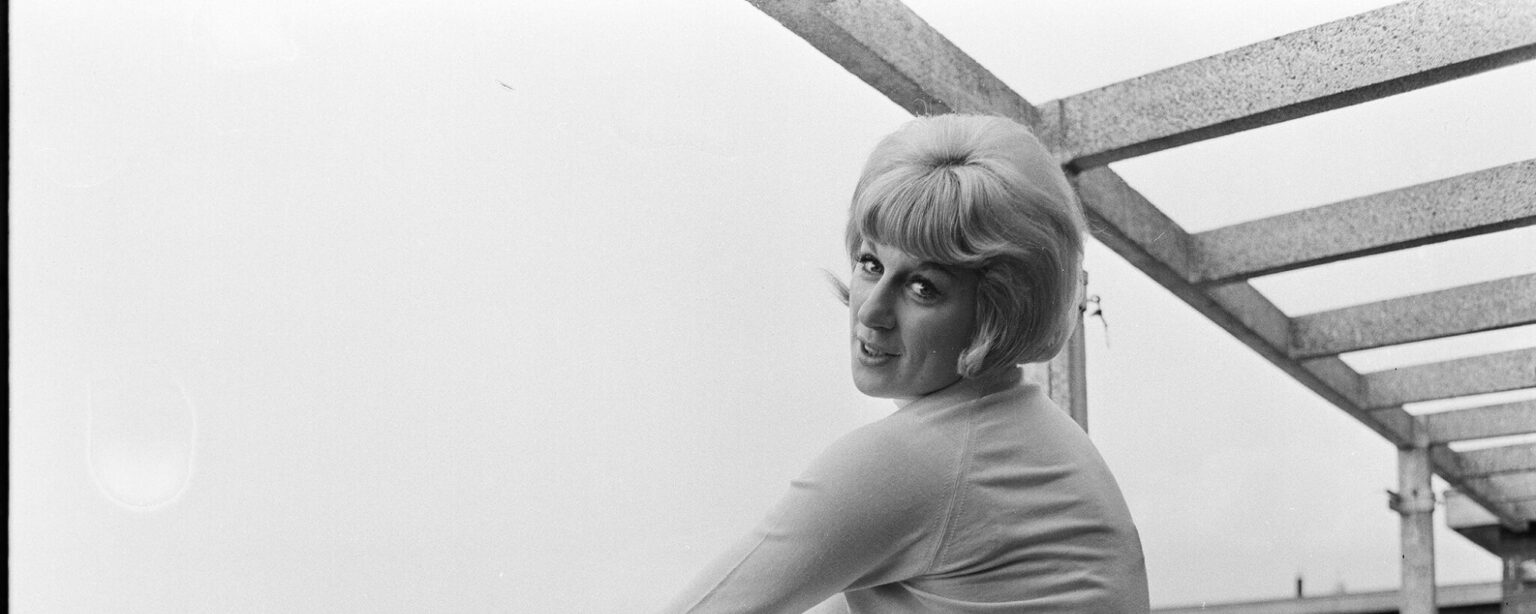 في مثل هذا اليوم من عام 2015، فقدنا نصف الثنائي الذي يكتب الأغاني بين الزوج والزوجة والذي كتب أغاني ناجحة لفرانك سيناترا ودين مارتن. في مثل هذا اليوم من عام 2015، فقدنا نصف الثنائي الذي يكتب الأغاني بين الزوج والزوجة والذي كتب أغاني ناجحة لفرانك سيناترا ودين مارتن.