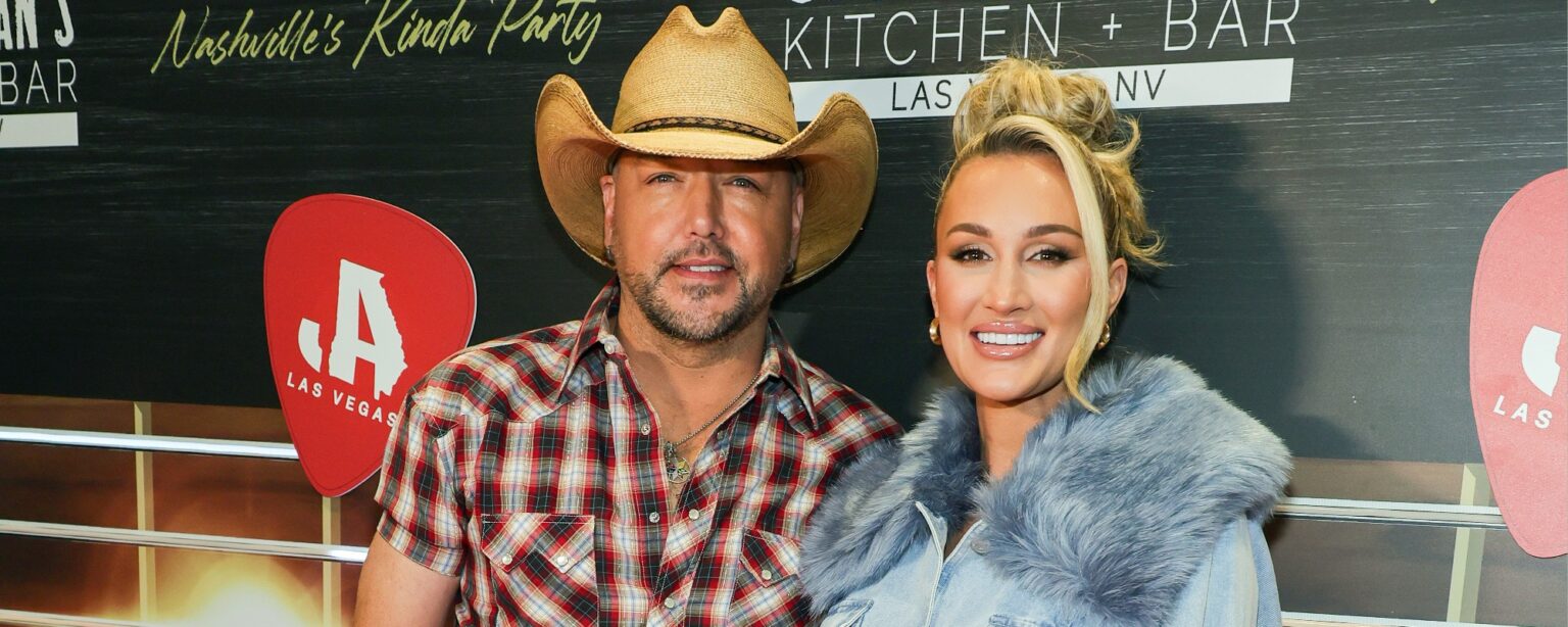 4 مقاطع فيديو لموسيقى الريف تظهر فيها زوجة الفنان الداعمة 4 مقاطع فيديو لموسيقى الريف تظهر فيها زوجة الفنان الداعمة