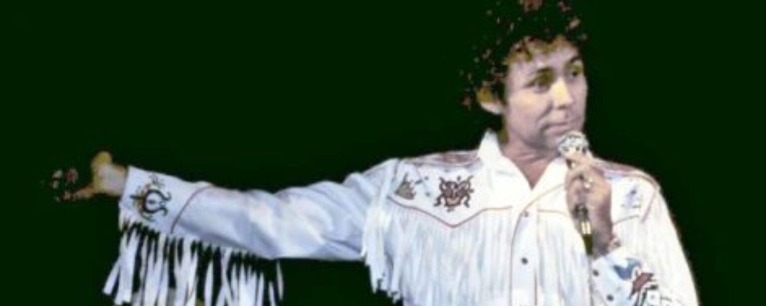 في مثل هذا اليوم من عام 2020، فقدنا مقلد هانك ويليامز الذي قدم لنا واحدة من أفضل الثنائيات الموسيقية الريفية على الإطلاق.