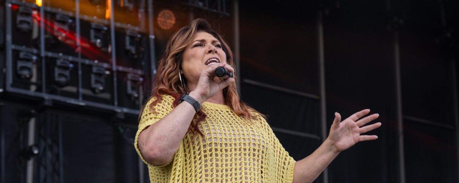 “هل تعرف من تنظر؟”: تثير وسائل التواصل الاجتماعي رد فعل الجمهور الحنين إلى الموسيقى الجديدة من أساطير الريف في التسعينيات “هل تعرف من تنظر؟”: تثير وسائل التواصل الاجتماعي رد فعل الجمهور الحنين إلى الموسيقى الجديدة من أساطير الريف في التسعينيات