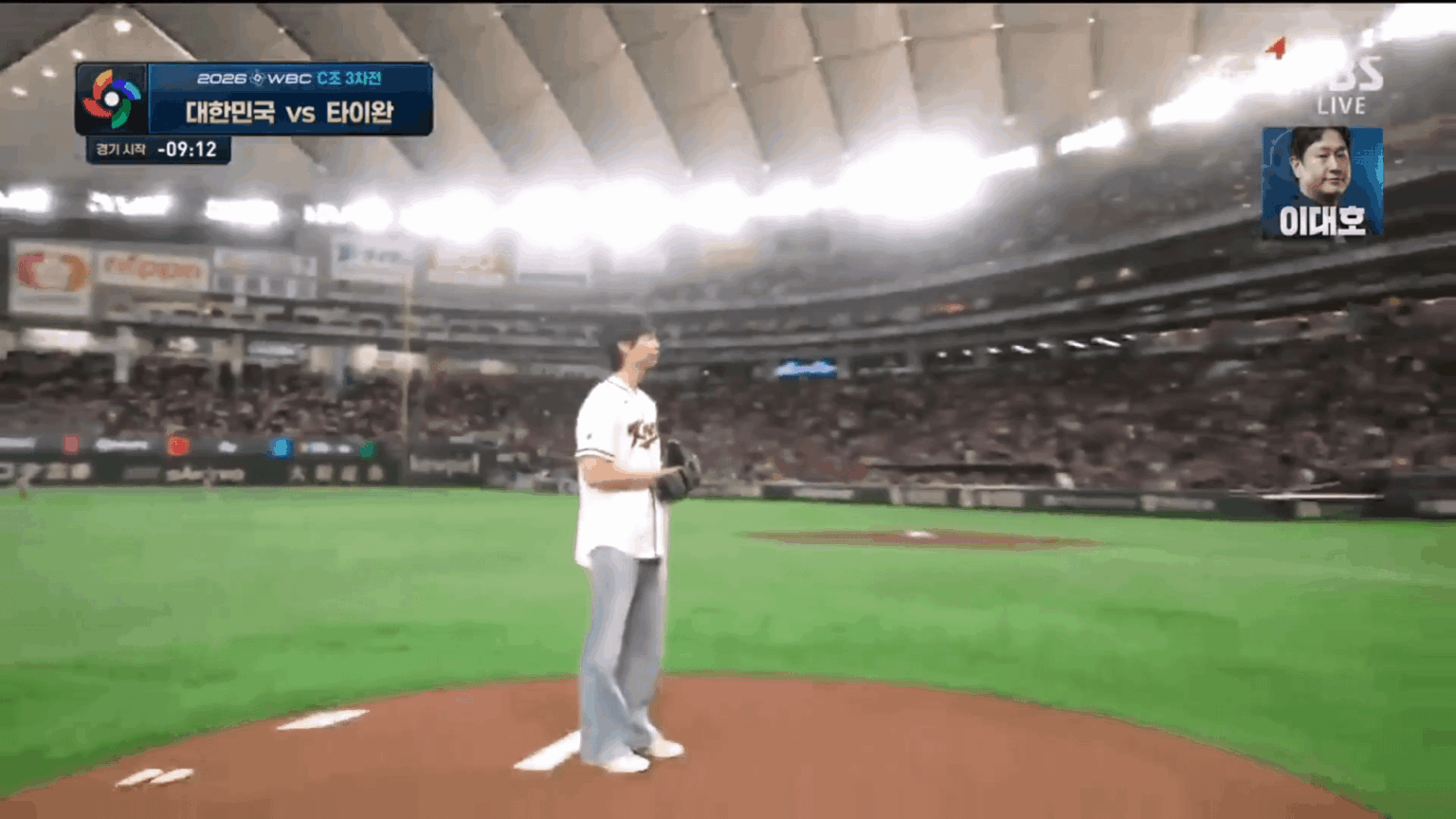 الملعب الاحتفالي لـ NCT JOHNNY في مباراة كوريا الجنوبية ضد تايوان في World Baseball Classic 2026 (260308)