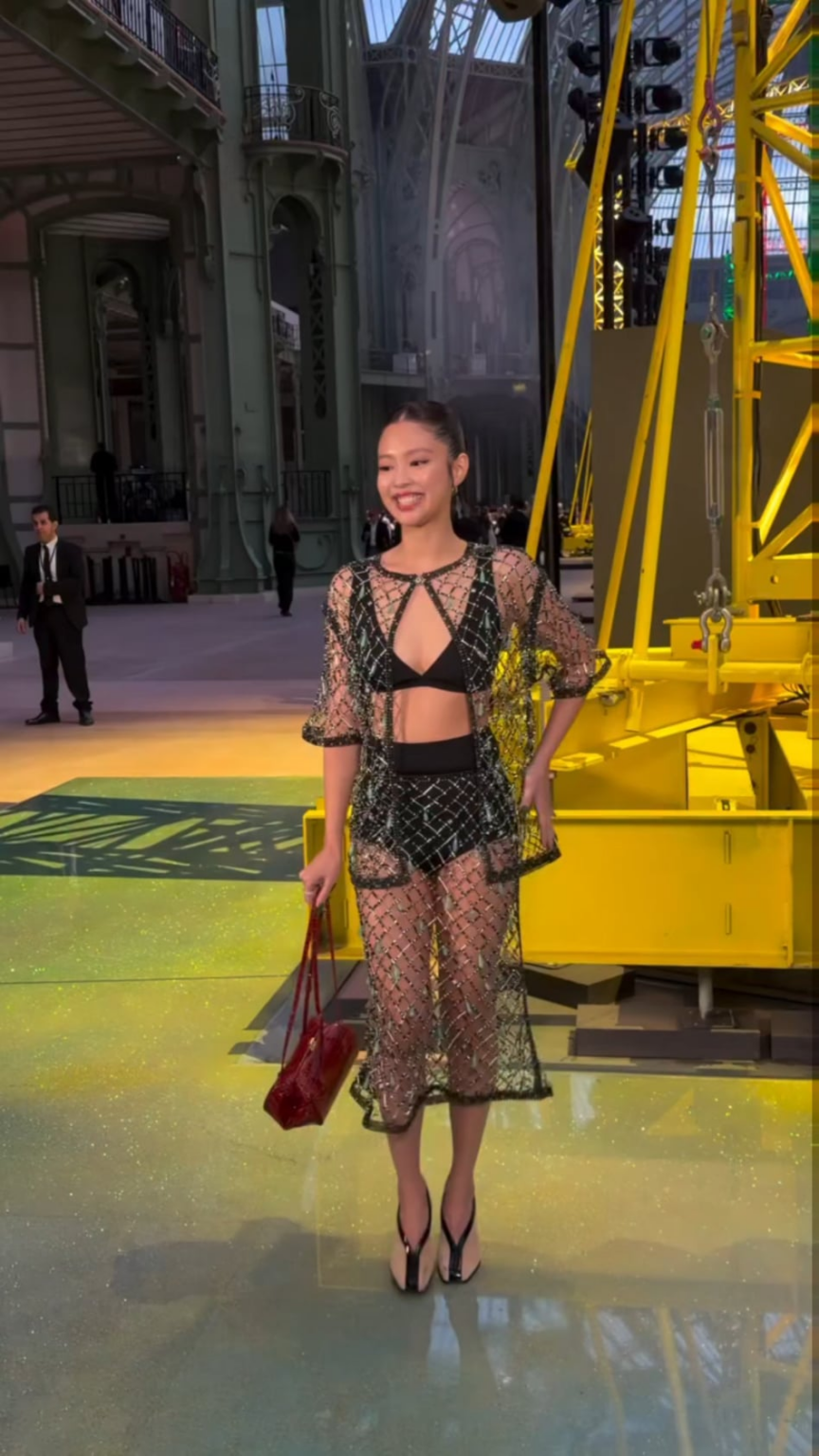 260309 جيني تصل إلى أسبوع الموضة في شانيل CHANEL في باريس