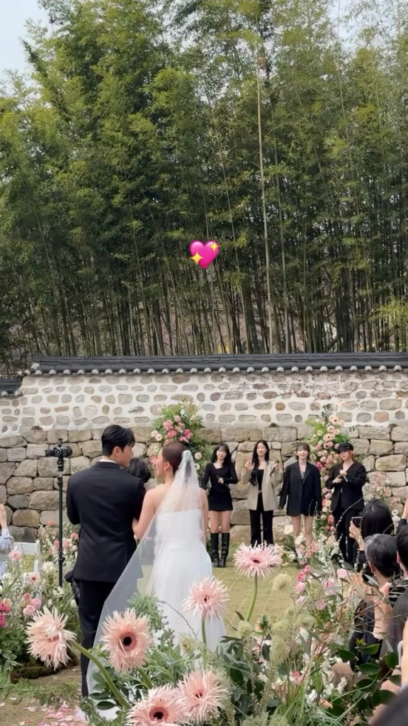 LE SSERAFIM يغني أغنية تهنئة في حفل زفاف مديرهم