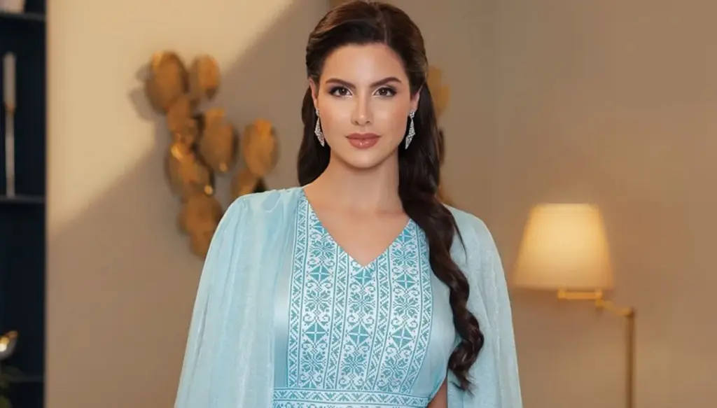 نادين أيوب تخطف الأنظار بقفطان رمضاني مطرّز باللون الفيروزي نادين أيوب تخطف الأنظار بقفطان رمضاني مطرّز باللون الفيروزي