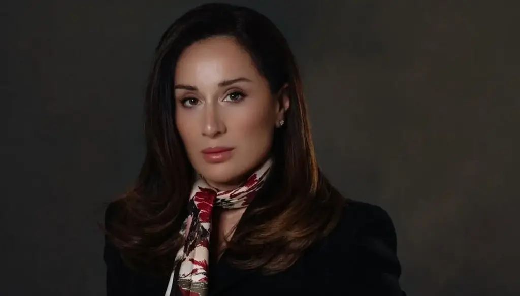 كارين رزق الله تجسّد أناقة المرأة القيادية في ‘المحافظة 15’… والسرّ بالفولار كارين رزق الله تجسّد أناقة المرأة القيادية في 'المحافظة 15'... والسرّ بالفولار