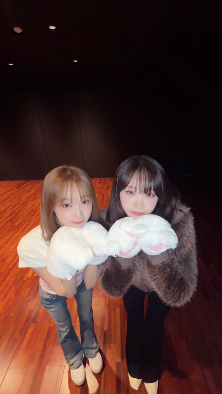 260316 تحديث Choi Yena الرسمي على TikTok مع Kim Chaewon - Good 💘 Good-ra 🐱 Good-good 🐾 مع Choi Yena (تحدي Catch Catch)