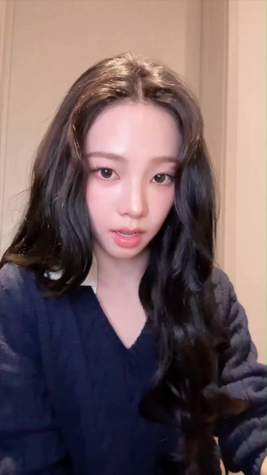 260309 aespa تحديث التيك توك مع كارينا ووينتر - كن سلسلة مفاتيحي ❤︎🔑