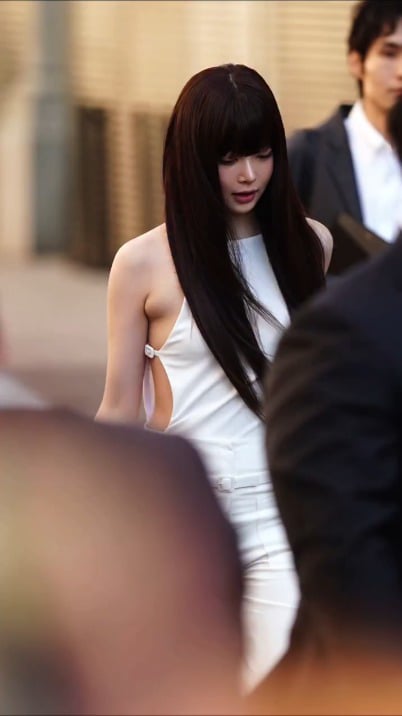 260305 - تحديث انستقرام لمجلة Yris مع Hong Eunchae