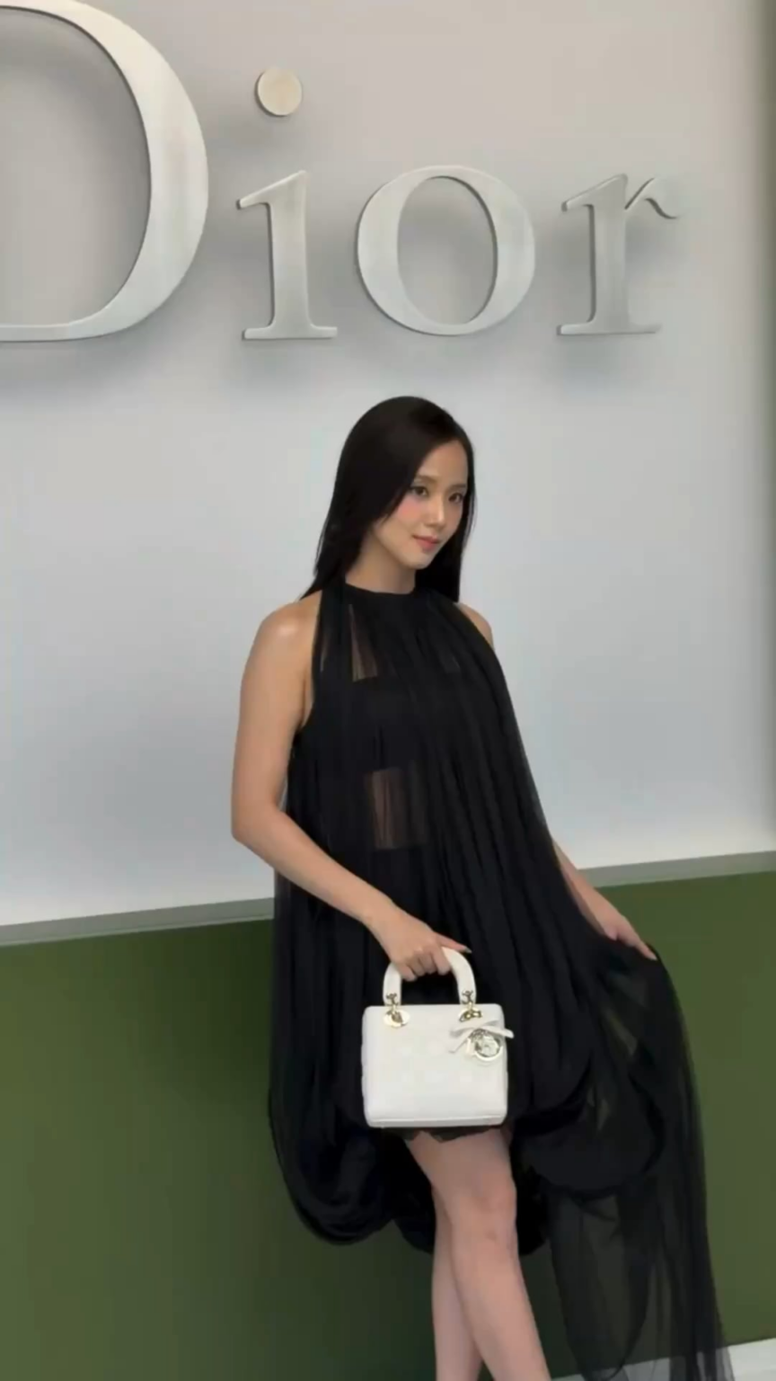 260303 جيسو تصل إلى أسبوع الموضة DIOR في باريس