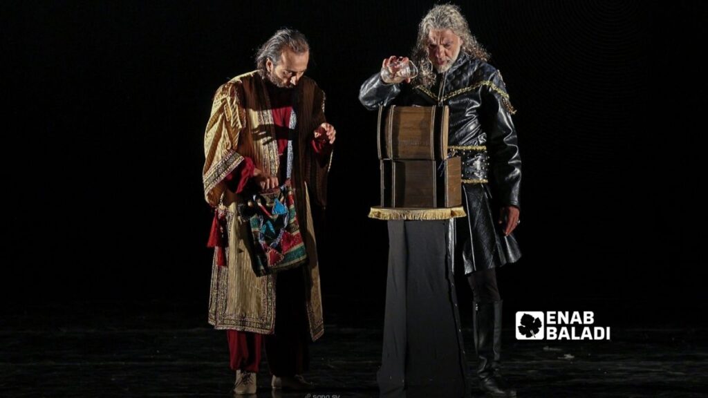 في يومه العالمي.. المسرح السوري من الريادة إلى “طفل يتيم” الفنان نوار بلبل في مشهد من مسرحية (وردة إشبيلية) على خشبة المسرح السوري ـ 5 تشرين الثاني 2025 (عنب بلدي/ أمير حقوق)