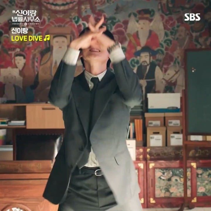 في فيلم Phantom Lawyer، استحوذ أحد المتدربين على شخصية الممثل Yoo Yeonseok وقام بأداء Love Dive.