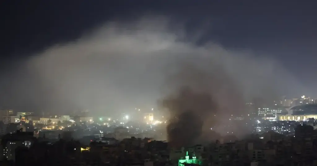 غارات إسرائيلية على جنوب لبنان.. و"حزب الله" يستهدف 3 قواعد