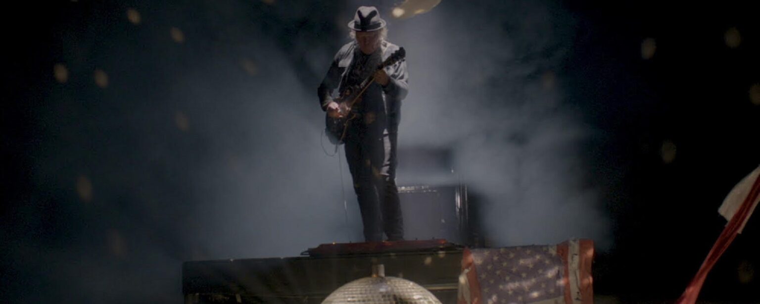 كشف نيل يونغ أنه يقوم بتسجيل ألبوم جديد مع المجموعة الداعمة The Chrome Hearts، والذي يضم أغانٍ “تجعلني أشعر”.