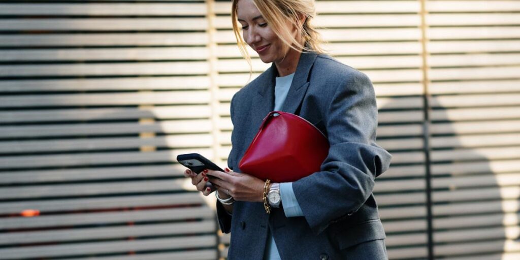 تعرفي كيف تحوّلت ‏The Power Suit‏ ‏عبر العقود إلى قطعة أساسية مع منسقة أزياء "هي" الخاصة