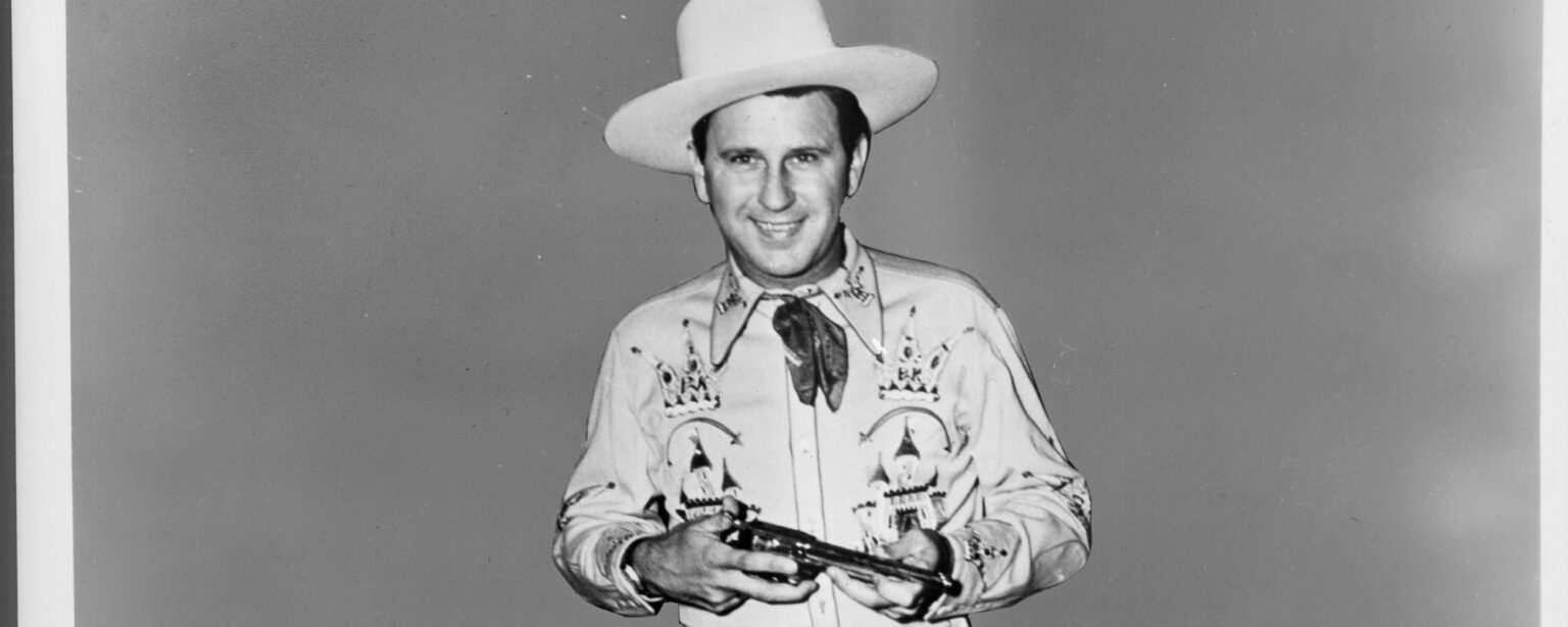 في مثل هذا اليوم من عام 2000، فقدنا رائد موسيقى الريف الذي شارك في كتابة أغنية ولاية تينيسي وقدم رقصة غراند أولي أوبري.