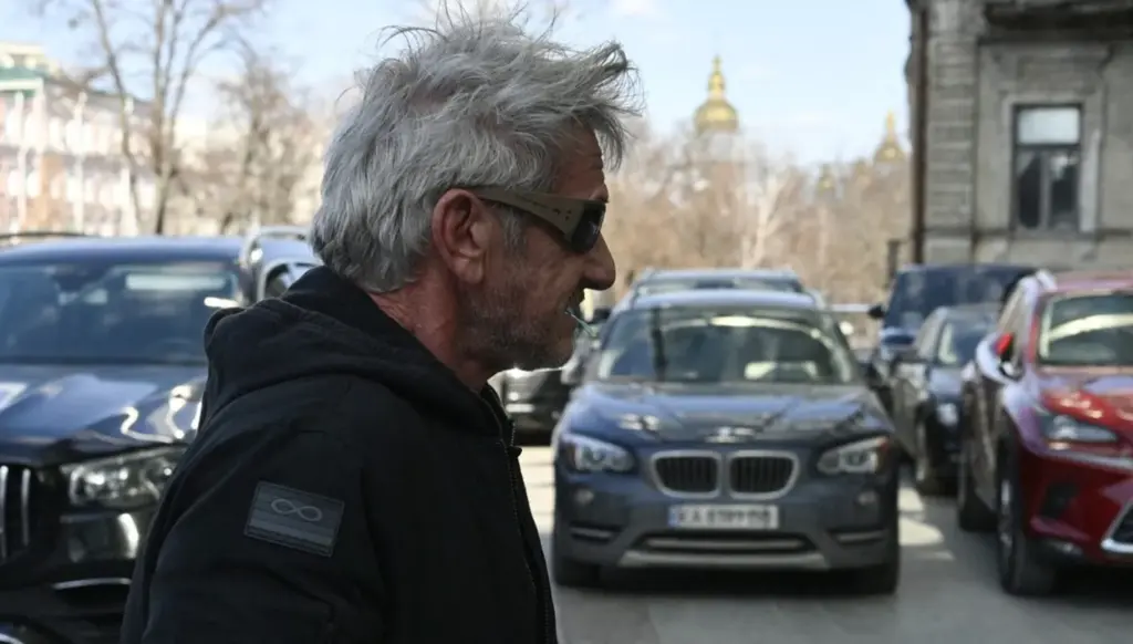 شون بن غاب عن فوزه بالأوسكار... والتقى زيلينسكي في أوكرانيا