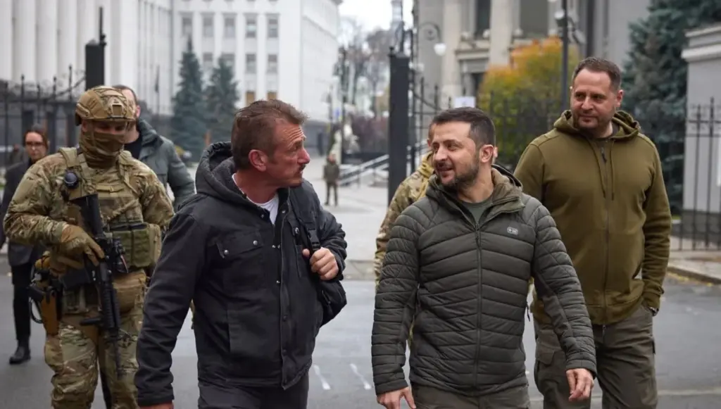 صديق زيلينسكي وديبلوماسي ثقافي... شون بن يستبدل بريق الـ'أوسكار' برماد أوكرانيا