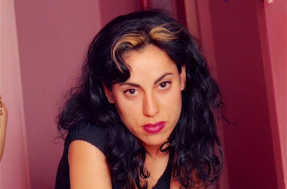 أحضرت المغنية متعددة الاستخدامات كارينا دينيكي فرقتها إلى سان خوسيه جاز