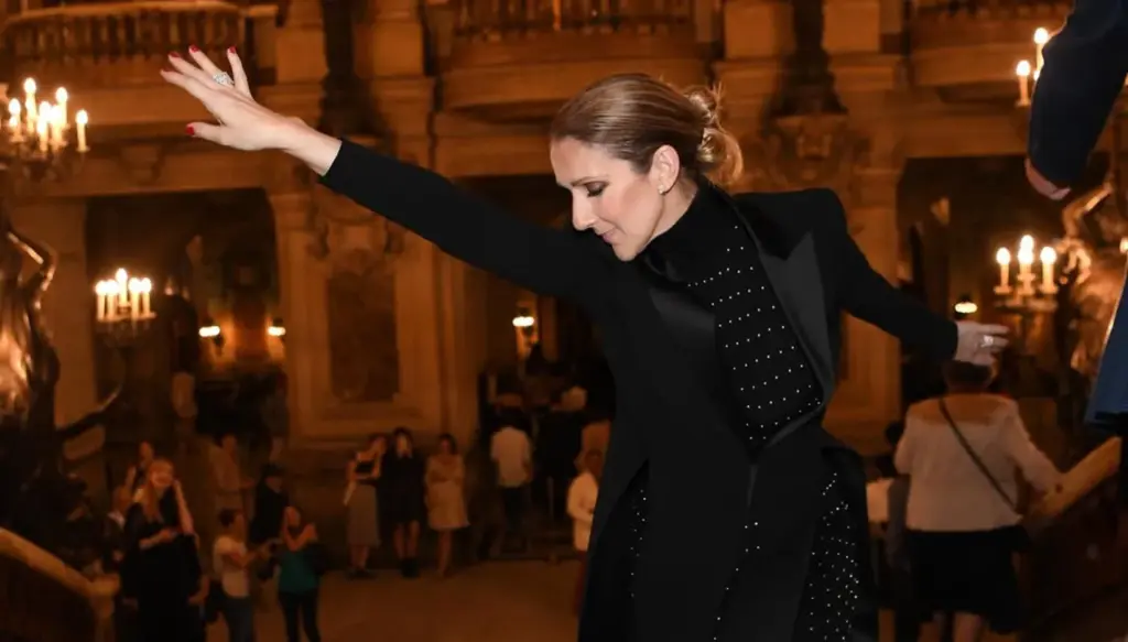 سيلين ديون تعود إلى باريس بعد تعافيها من المرض