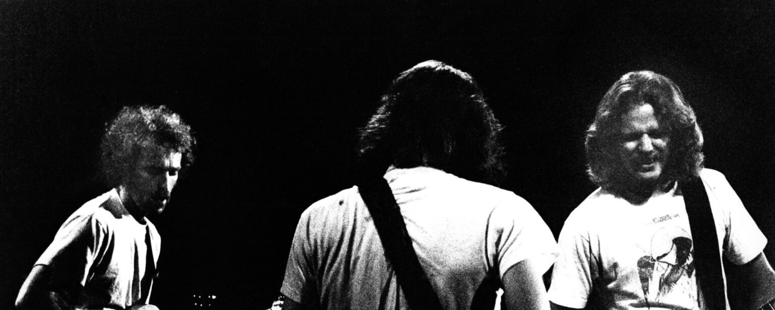 في مثل هذا اليوم من عام 1974، أصدر فريق النسور “أفضل تسجيل صوتي” على الإطلاق، والذي احتوى على رسالة مخفية من 5 كلمات. في مثل هذا اليوم من عام 1974، أصدر فريق النسور “أفضل تسجيل صوتي” على الإطلاق، والذي احتوى على رسالة مخفية من 5 كلمات.