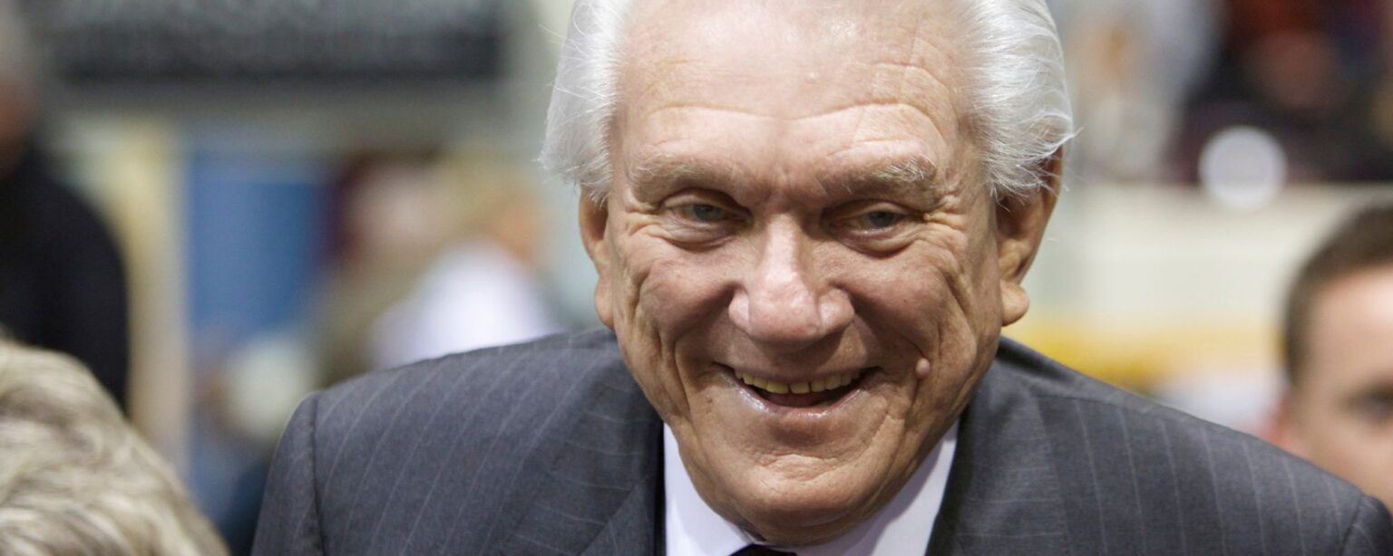 ولد في مثل هذا اليوم من عام 1937، “رجل الريف” الذي استضاف جارث بروكس وشانيا توين في برنامجه التلفزيوني الطويل الأمد. ولد في مثل هذا اليوم من عام 1937، “رجل الريف” الذي استضاف جارث بروكس وشانيا توين في برنامجه التلفزيوني الطويل الأمد.