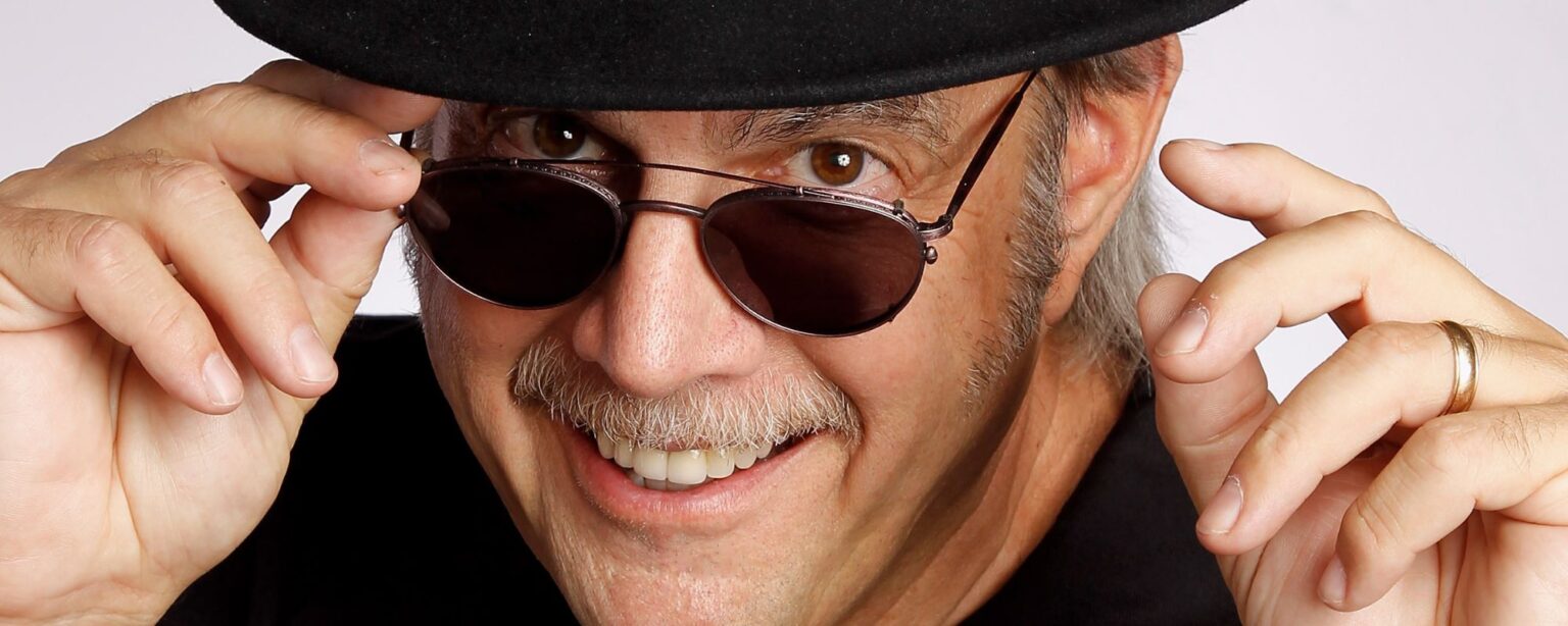 توفي “العم” جو بنسون، أيقونة إذاعة لوس أنجلوس الذي قدم دفعة مبكرة لـ Mötley Crüe، عن عمر يناهز 76 عامًا. توفي “العم” جو بنسون، أيقونة إذاعة لوس أنجلوس الذي قدم دفعة مبكرة لـ Mötley Crüe، عن عمر يناهز 76 عامًا.