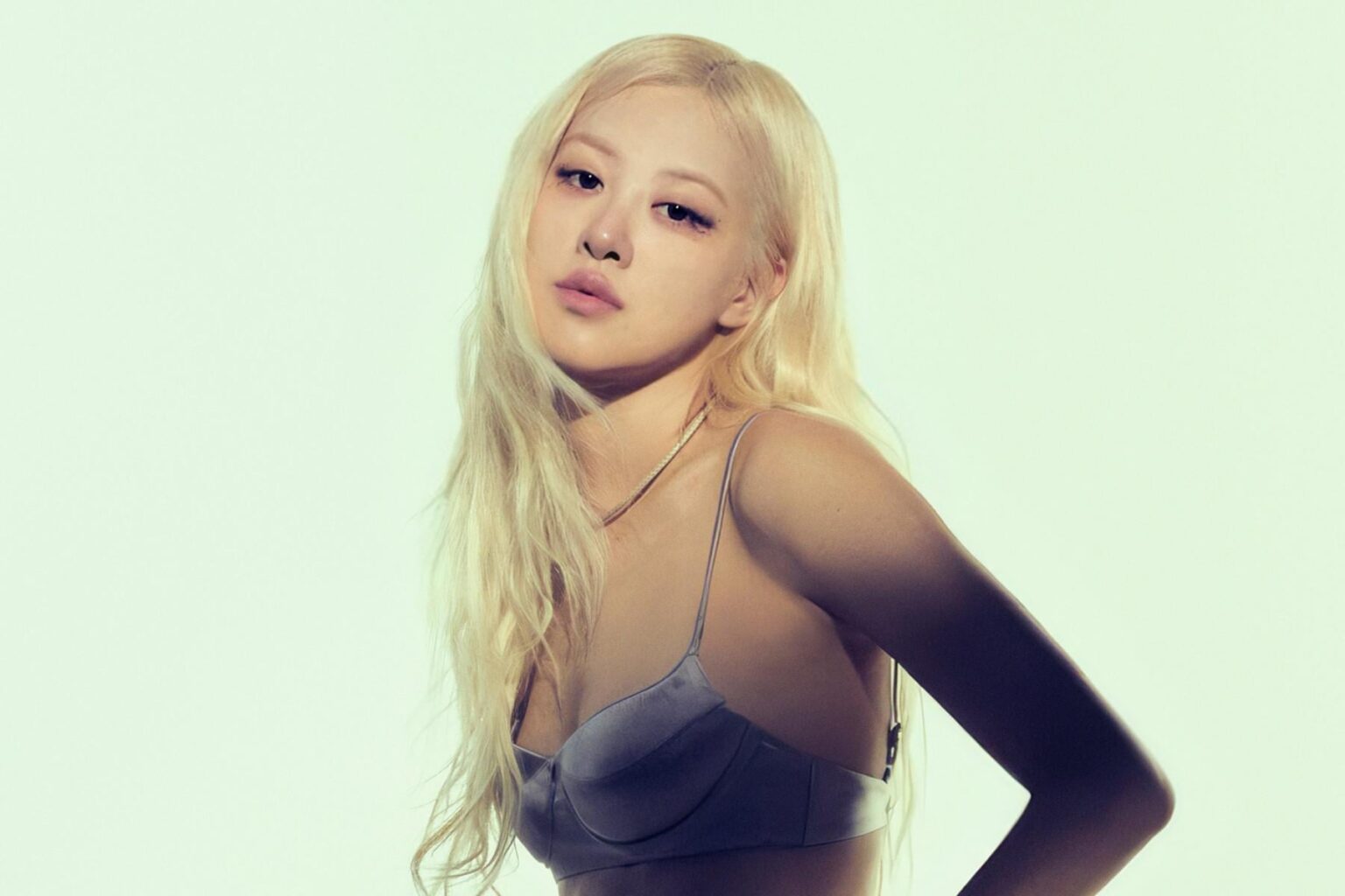 روزي "APT". أصبحت الأغنية الثانية لفنان الكيبوب التي تحصل على جائزة البلاتينيوم الثلاثية في المملكة المتحدة