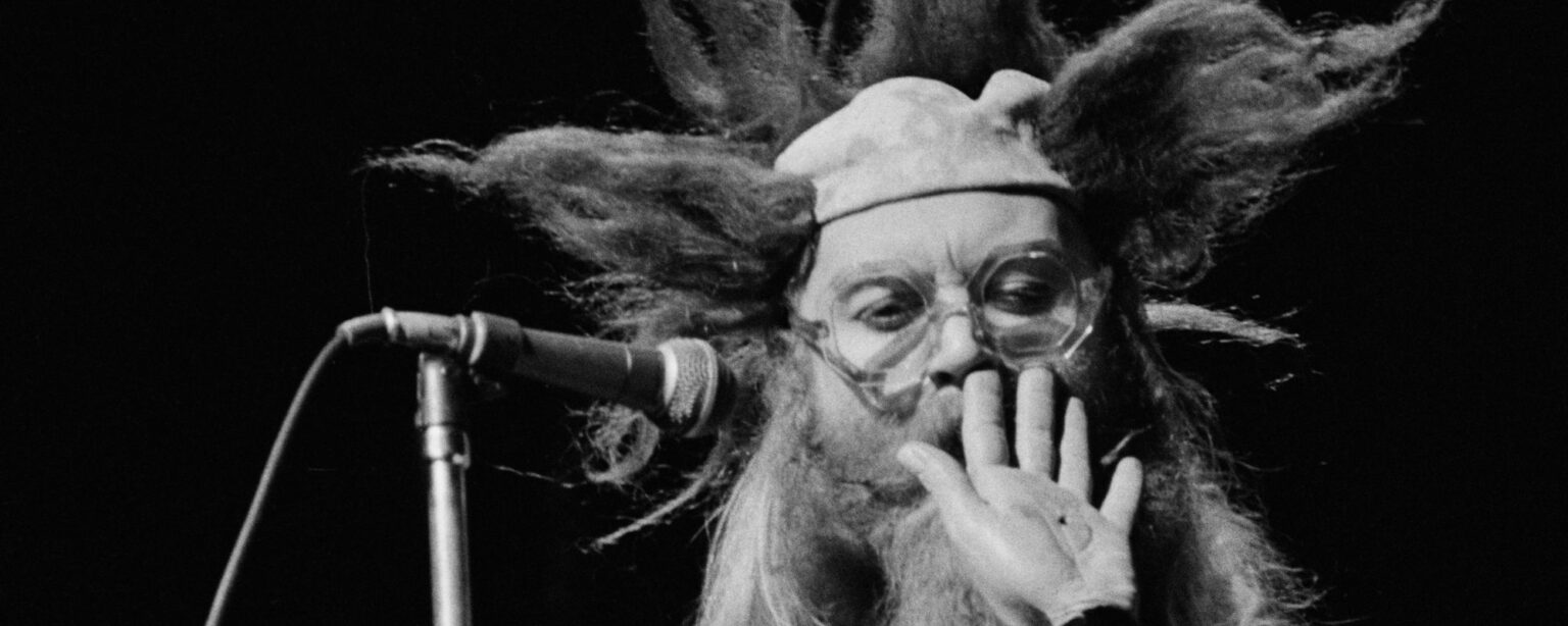 في مثل هذا اليوم من عام 1995، فقدنا المغني وكاتب الأغاني والشاعر والرسام “الغريب بشكل رائع” الذي “ترك وراءه إرثًا إبداعيًا رائعًا وكومة كاملة من الفوضى”.