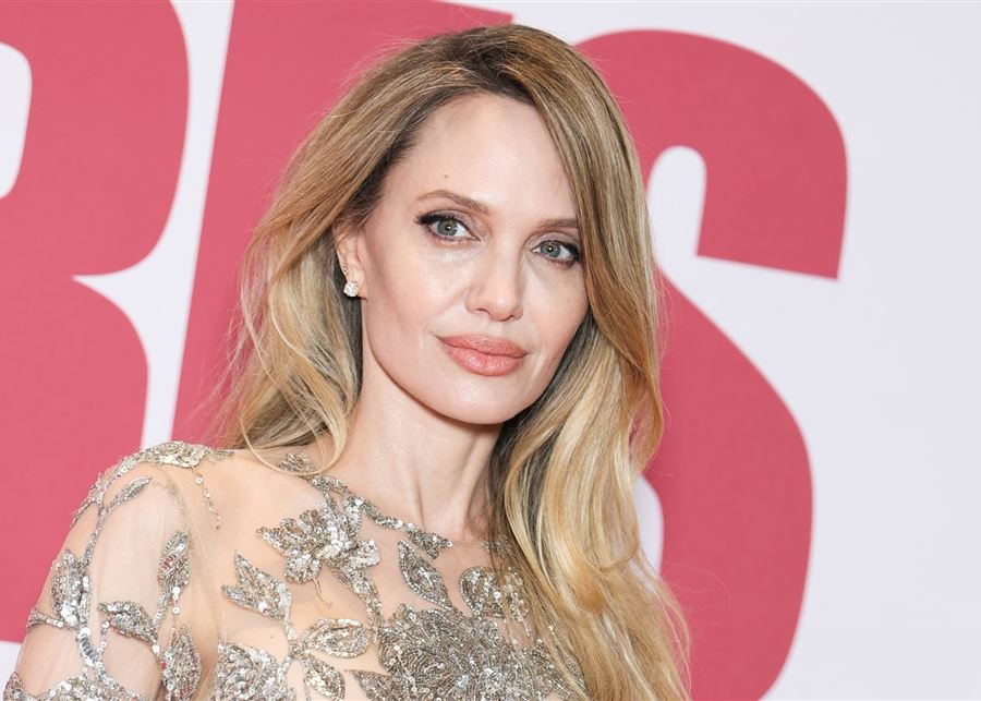 إطلالة انجلينا جولي في شنغهاي تثير الجدل.. تغيّر واضح في ملامحها! image