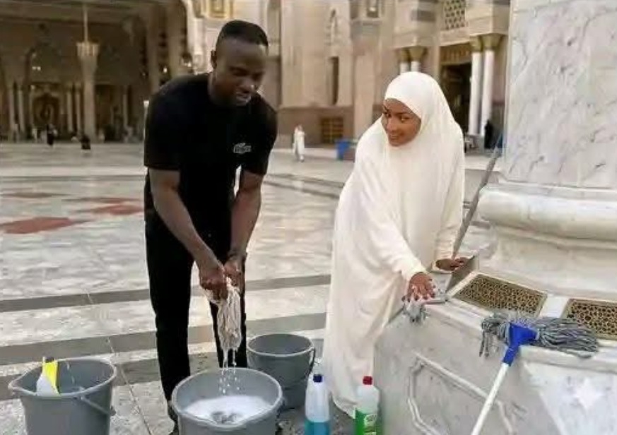 تيم حسن يقلد بشار الأسد بشكل ساخر في مسلسل مولانا.. فيديو