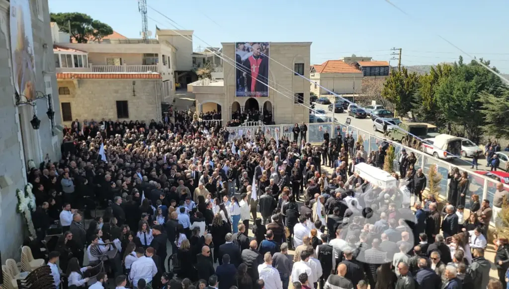 القليعة تودّع كاهنها الأب بيار الراعي بحضور قائد الجيش... وطرد إلياس جرادة من التشييع (فيديو)
