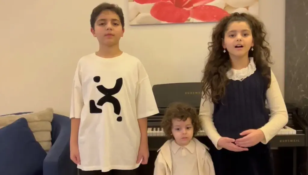 من 3 أطفال إلى وطنهم: ‘يابا… اشتقنا ع لبنان’ (فيديو) من 3 أطفال إلى وطنهم: 'يابا... اشتقنا ع لبنان' (فيديو)