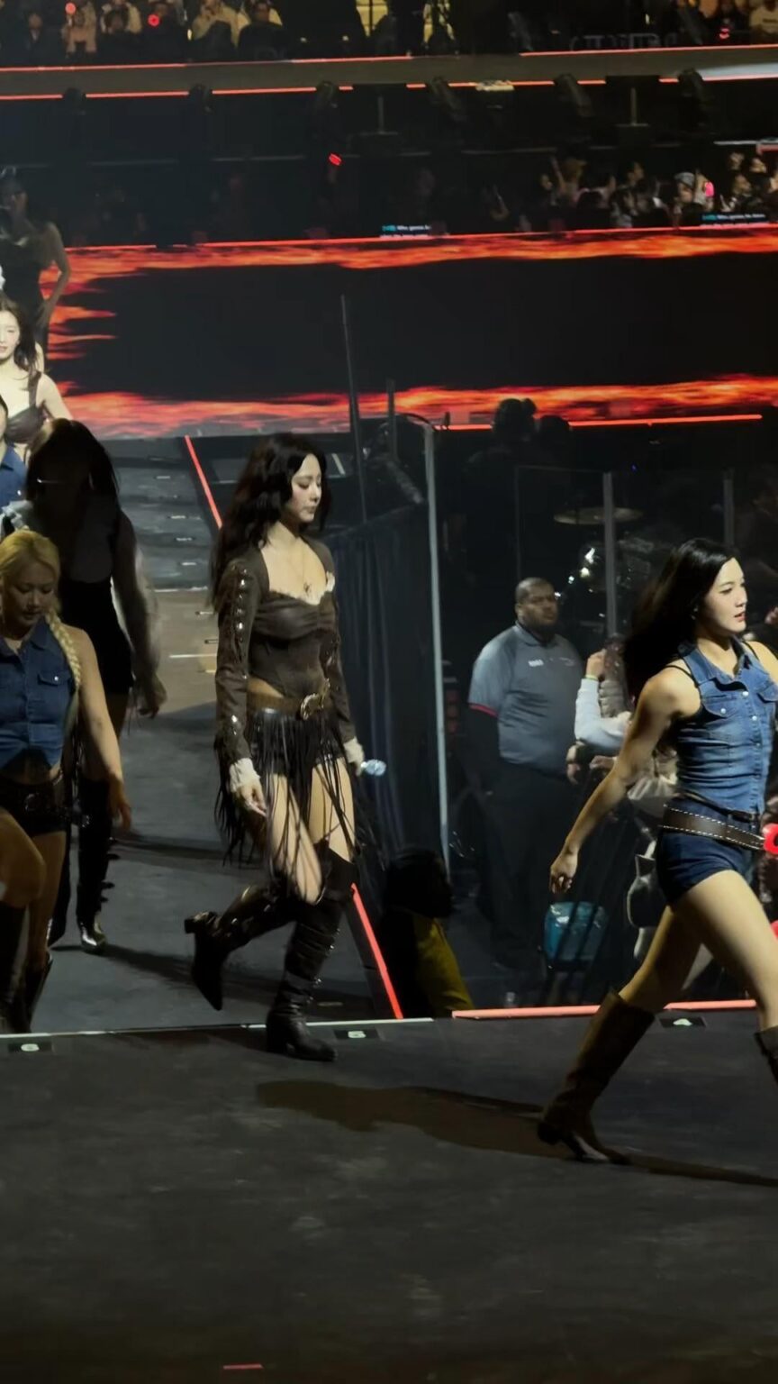 260214 تزويو - الفتاة ذات اليد اليمنى في العاصمة