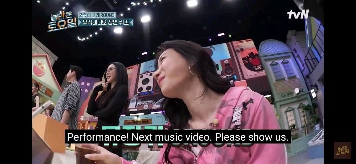 Itzy's Chaeryeong و Chaeyeon على غلاف Bang Bang (مع Yena)