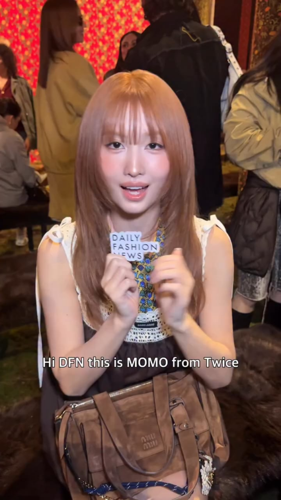 260310 تحديث الانستقرام dailyfashion_news - ماذا يوجد في حقيبة مومو. قابلت مومو في عرض Miu Miu👜