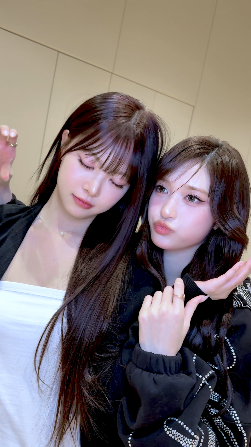 260304 تحديث TikTok الرسمي لـ IVE مع Hong Eunchae - إذا كنت تريد ذلك، فسيحدث مع IVE Leeseo🖤 (تحدي BLACKHOLE)