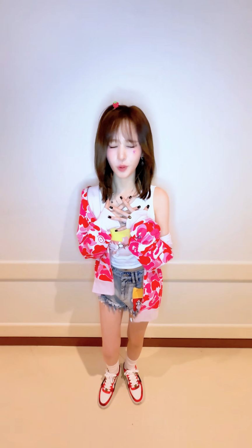 260323 تحديث TikTok الرسمي لـ IVE مع Liz & Leeseo - عانق الأطفال.. 🫂💕 (تحدي عانقني مرة واحدة)