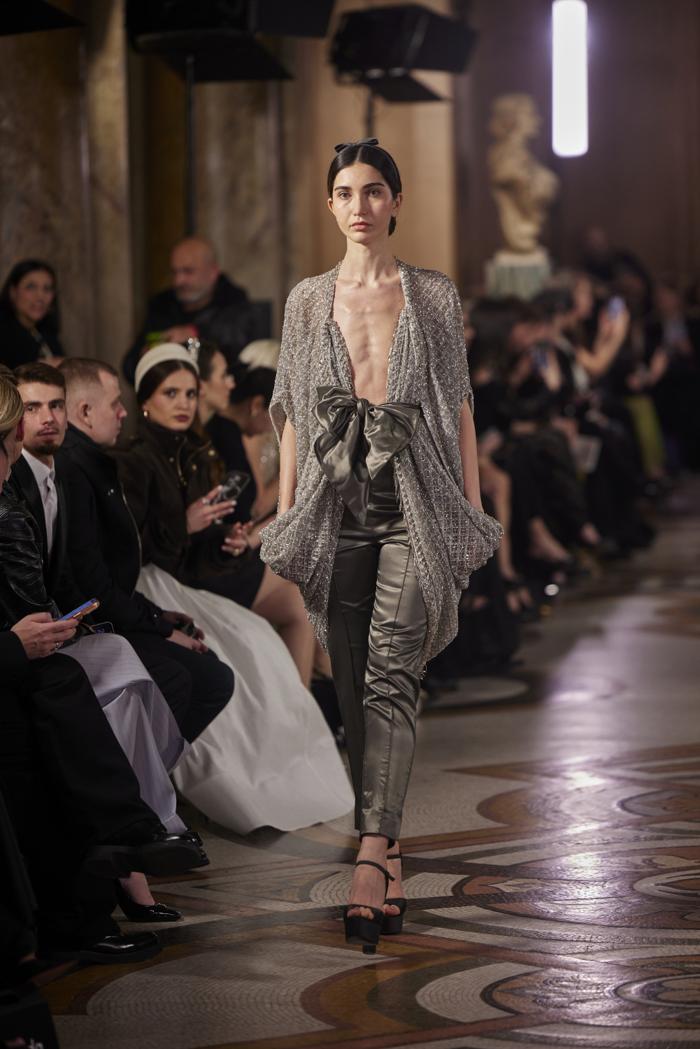 من عرض أزياء إيلي فغالي لربيع وصيف 2026 (من أرشيف المصمّم)