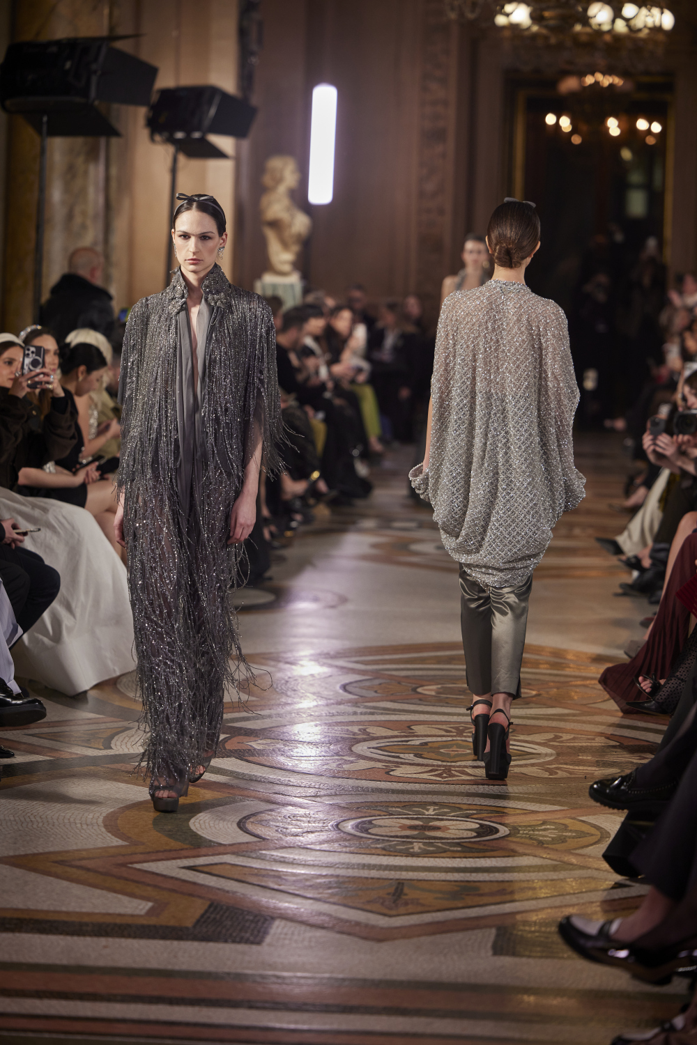 من عرض أزياء إيلي فغالي لربيع وصيف 2026 (من أرشيف المصمّم)