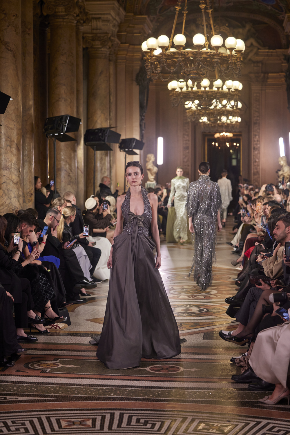 من عرض أزياء إيلي فغالي لربيع وصيف 2026 (من أرشيف المصمّم)