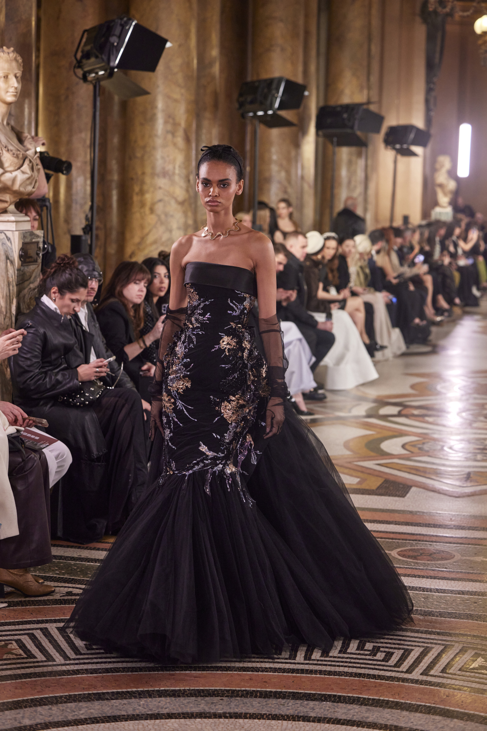 من عرض أزياء إيلي فغالي لربيع وصيف 2026 (من أرشيف المصمّم)